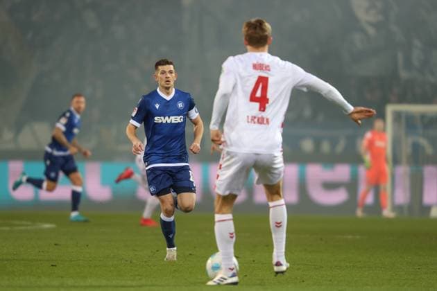 Timo Huebers 1 FC Koeln, 04 vs Marvin Wanitzek Karlsruher SC, 10 , Karlsruher SC vs 1 FC Koeln Football, 2 Bundesliga, 24 Matchday, 2024 2025, 01 03 2025, DFL REGULATES PROHIBIT ANY USE OF PHOTOGRAPHS AS IMAGE SEQUENCES AND OR QUASI VIDEO, Karlsruher SC vs 1 FC Koeln Football, 2 Bundesliga, 24 Matchday, 2024 2025, 01 03 2025 Karlsruhe Copyright: xEibner-Pressefoto JanxPrihodax EP_JPA
