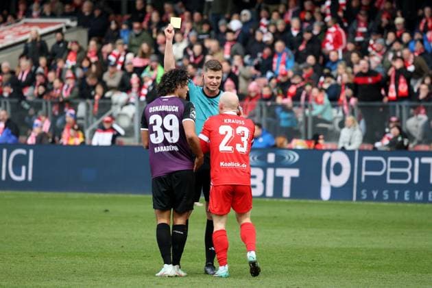 Referee Yannick Ruppert shows 23 Maximilian Krauß Energie Cottbus the yellow card Football 3 Liga 2024 2025 FC Energie Cottbus VFL Osnabrück