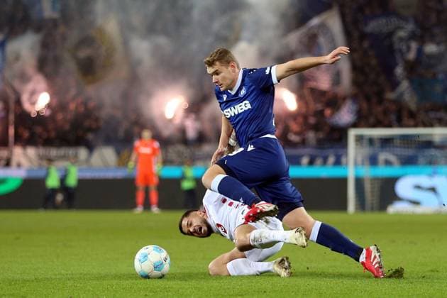 01 03 2025, xrekx, Fußball 2 Bundesliga, Karlsruher SC 1 FC Köln v l Jusuf Gazibegovic 1 FC Koeln Lasse Günther Guenther Karlsruher SC Zweikampf, Aktion, action, battle for the ball DFL DFB REGULATIONS PROHIBIT ANY USE OF PHOTOGRAPHS as IMAGE SEQUENCES and or QUASI VIDEO Karlsruhe