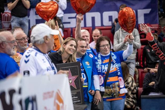 Fans with Kim Oszvald Renkem at the farewell ceremony in Stuttgart GER, Allianz MTV Stuttgart SC Potsdam, Volleyball Bundesliga, VBL, 2024 2025 season, 01 03 2025 GER, Allianz MTV Stuttgart SC Potsdam, Volleyball Bundesliga, VBL, 2024 2025 season, 01 03 2025 Stuttgart Copyright: xSandyxDinkelackerx EP_SDR
