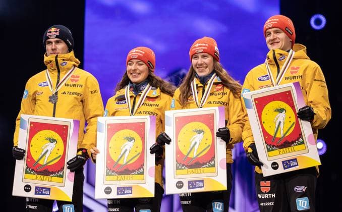 Bilder des Jahres 2025, Sport 03 März Sport Themen der Woche KW09 Sport Bilder des Tages NORDIC SKIING - FIS Nordic WC Trondheim 2025 TRONDHEIM,NORWAY,01.MAR.25 - NORDIC SKIING, NORDIC COMBINED - FIS Nordic World Ski Championships, mixed team relay, medal plaza, award ceremony. Image shows Vinzenz Geiger, Nathalie Armbruster, Jenny Nowak and Julian Schmid (GER). Keywords: medals.  GEPAxpictures xHaraldxSteiner