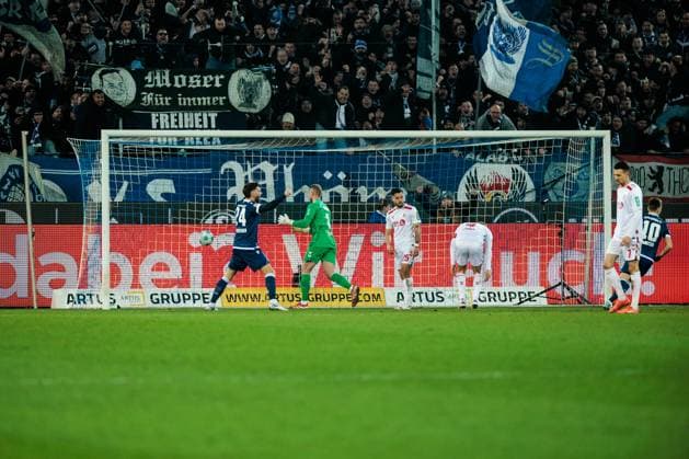 2 Bundesliga, Karlsruher SC 1 FC Köln 01 03 2025 Marvin Schwäbe 1 FC Köln, 1 cant prevent the 1 0 own goal Timo Hübers 1 FC Köln, 4 2 Bundesliga, Karlsruher SC 1 FC Köln, Karlsruhe, BBBank Wildpark on 01 03 2025 DFL REGULATIONS PROHIBIT ANY USE OF PHOTOGRAPHS AS IMAGE SEQUENCES AND OR QUASI VIDEO Copyright: xBEAUTIFULxSPORTS Wunderlx
