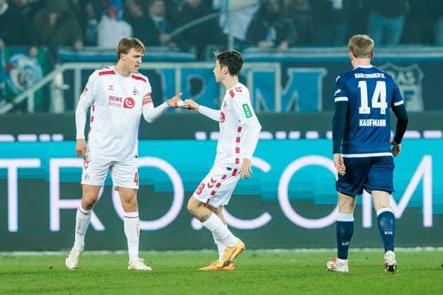 2 Soccer Bundesliga, Karlsruher SC 1 FC Köln 01 03 2025 Timo Hübers 1 FC Köln, 4 gets a note pressed into his hand by Denis Huseinbasic 1 FC Köln, 8 2 Soccer Bundesliga, Karlsruher SC 1 FC Köln, Karlsruhe, BBBank Wildpark on 01 03 2025 DFL REGULATIONS PROHIBIT ANY USE OF PHOTOGRAPHS AS IMAGE SEQUENCES AND OR QUASI VIDEO Copyright: xBEAUTIFULxSPORTS Wunderlx