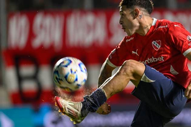 Independiente Vs Club Sportivo Belgrano - Copa Argentina 2025 BUENOS AIRES, ARGENTINA - FEBRUARY 26: Santiago Montiel of Independiente controls the ball during a match between Independiente Vs Club Sportivo Belgrano as part of Copa Argentina 2025 at Estadio San Nicolas on February 26, 2025 in San Nicolas, Buenos Aires, Argentina. San Nicolas Estadio San Nicolas Buenos Aires Argentina Copyright: xIMAGOx xPhotoCero5x xLucianoxBisbalx