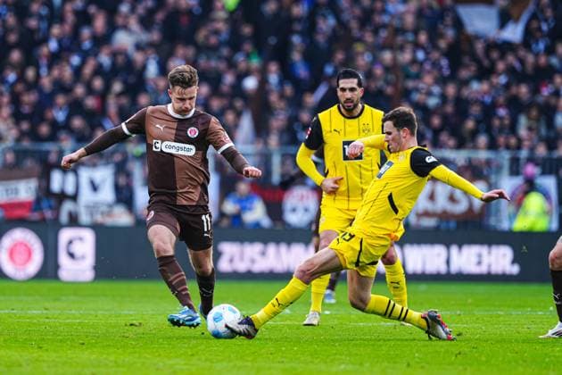 Johannes Eggestein FC St Pauli, 11 , Pascal Gross Borussia Dortmund, 13 GER, FC St Pauli vs Borussia Dortmund, Football, Bundesliga, Matchday 24, Season 2024 25, 01 03 2025 DFL REGULATES PROHIBIT ANY USE OF PHOTOGRAPHS AS IMAGE SEQUENCES AND OR QUASI VIDEO GER, FC St Pauli vs Borussia Dortmund, Football, Bundesliga, Matchday 24, Season 2024 25, 01 03 2025 Hamburg Copyright: xEibner-Pressefoto MarcelxvonxFehrnx EP_MFN