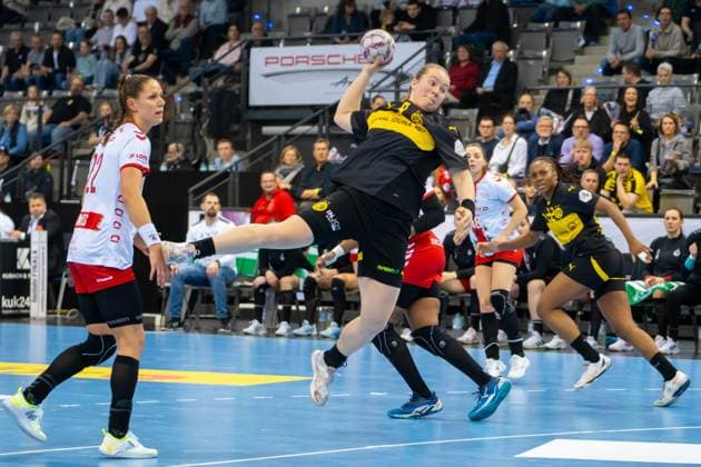 Sport Themen der Woche KW09 Sport Bilder des Tages Handball I Frauen I Saison 2024-2025 I DHB-Pokal Final 4 I Halbfinale I HB Ludwigsburg - Borussia Dortmund I 01.03.2025 Lisa Antl (9, Borussia Dortmund) im Wurf, daneben Xenia Smits (22, HB Ludwigsburg) Stuttgart Porsche Arena Baden-Württemberg Deutschland *** Handball I Women I Season 2024 2025 I DHB Cup Final 4 I Semi-final I HB Ludwigsburg Borussia Dortmund I 01 03 2025 Lisa Antl 9, Borussia Dortmund throwing, next to her Xenia Smits 22, HB Ludwigsburg Stuttgart Porsche Arena Baden Württemberg Germany Copyright: xLobeca MaxxPetershansx