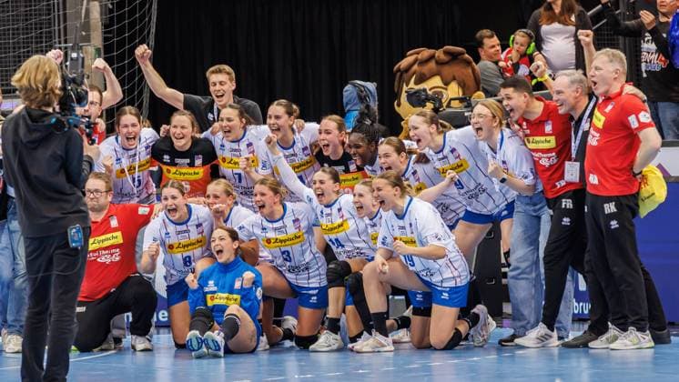 Sport Themen der Woche KW09 Sport Bilder des Tages Mannschaftsfoto, Aufstellung, team photo HSG Blomberg-Lippe; Siegerfoto, Jubel, celebration, 01.03.2025, Stuttgart (Deutschland), Handball Frauen, Final4 2025, Halbfinale 1, HSG Bensheim Auerbach - HSG Blomberg-Lippe *** Team photo, line-up, team photo HSG Blomberg Lippe winner photo, jubilation, celebration, 01 03 2025, Stuttgart Germany , Handball Women, Final4 2025, Semifinal 1, HSG Bensheim Auerbach HSG Blomberg Lippe xprx