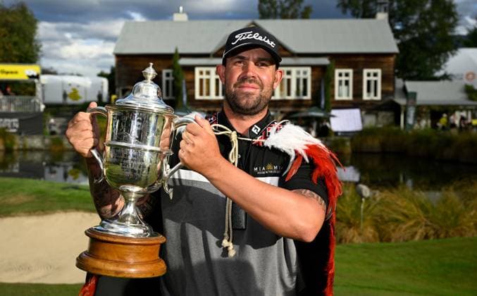 Sport Themen der Woche KW09 Sport Bilder des Tages GOLF NEW ZEALAND OPEN, Australia s Ryan Peake poses for a photograph after winning the New Zealand Open at Millbrook Resort in Queenstown, New Zealand, Sunday, March 2, 2025. ( NO ARCHIVING, EDITORIAL USE ONLY, NO USE IN BOOKS WITHOUT CONSENT QUEENSTOWN NEW ZEALAND  Copyright: xAndrewxCornagax 20250302137908416084