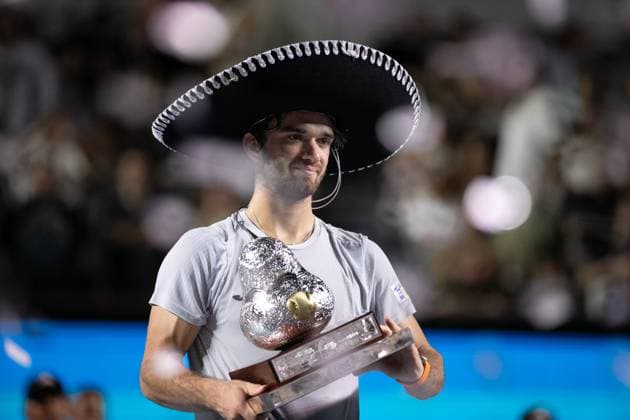 (250302) -- ACAPULCO, March 2, 2025 -- Tomas Machac of the Czech Republic celebrates with the trophy during the awarding ceremony for the singles event at the 2025 ATP, Tennis Herren Mexican Open tennis tournament in Acapulco, Mexico, March 1, 2025. ) (SP)MEXICO-ACAPULCO-TENNIS-ATP-MEXICAN OPEN-SINGLES-FINAL LixMengxin 