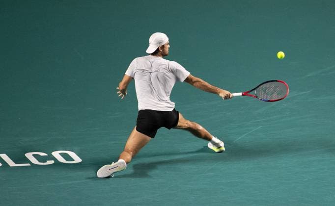 (250302) -- ACAPULCO, March 2, 2025 -- Tomas Machac hits a return during the singles final match between Tomas Machac of the Czech Republic and Alejandro Davidovich Fokina of Spain at the 2025 ATP, Tennis Herren Mexican Open tennis tournament in Acapulco, Mexico, March 1, 2025. ) (SP)MEXICO-ACAPULCO-TENNIS-ATP-MEXICAN OPEN-SINGLES-FINAL LixMengxin 