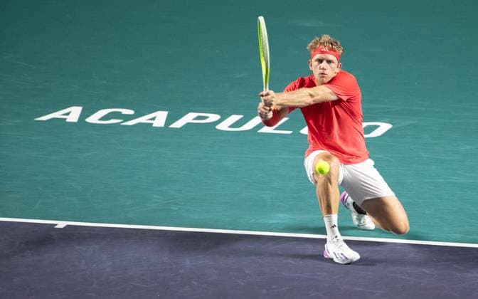 (250302) -- ACAPULCO, March 2, 2025 -- Alejandro Davidovich Fokina hits a return during the singles final match between Tomas Machac of the Czech Republic and Alejandro Davidovich Fokina of Spain at the 2025 ATP, Tennis Herren Mexican Open tennis tournament in Acapulco, Mexico, March 1, 2025. ) (SP)MEXICO-ACAPULCO-TENNIS-ATP-MEXICAN OPEN-SINGLES-FINAL LixMengxin 