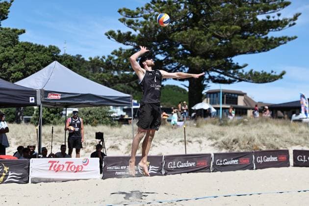 GJ Gardner Beach volleyball, Beachvolleyball womens final Thomas Hartles during the GJ Gardner beach volleyball bronze final at Main Beach in Mt Maunganui, Tauranga, New Zealand on Sunday March 02, 2025. Mt Maunganui, Tauranga Main Beach BOP New Zealand Copyright: xAaronxGillionsx 20250302Volleyball_093