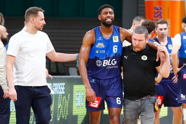 Sport Themen der Woche KW09 Sport Bilder des Tages 25. Spieltag der Basketball 2. Bundesliga ProA in der Oberfrankenhalle in Bayreuth Saison 2024-2025 BBC Bayreuth gegen Eisbären Bremerhaven Carlos Deshawn Carter (Eisbären Bremerhaven) -6- mitte verletzt *** 25 Matchday of the Basketball 2 Bundesliga ProA in the Oberfrankenhalle in Bayreuth Season 2024 2025 BBC Bayreuth against Eisbären Bremerhaven Carlos Deshawn Carter Eisbären Bremerhaven 6 center injured