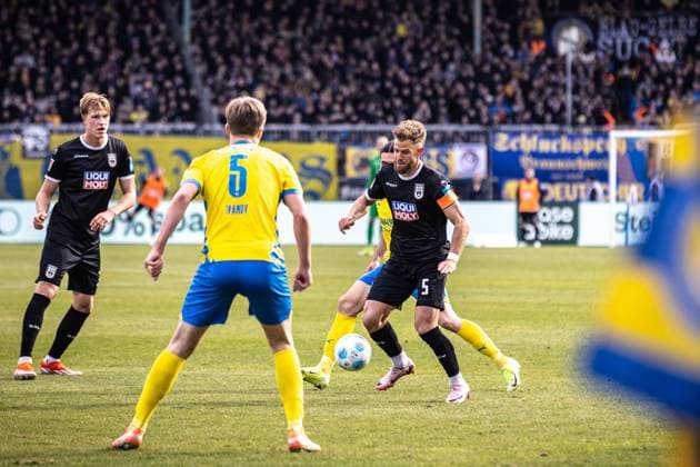 Soccer Men 2 Bundesliga 24 Matchday Season 2024 2025 Eintracht Braunschweig vs SSV Ulm 1846 Soccer 01 03 2025 5 Johannes Reichert C, SSV Ulm 1846 Soccer DFL regulations prohibit any use of photographs as image sequences and or quasi video Braunschweig Eintracht Stadion Niedersachsen Germany