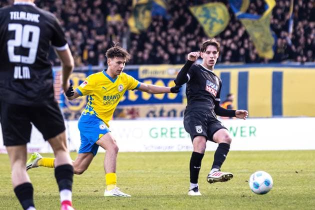 Soccer Men 2 Bundesliga 24 Matchday Season 2024 2025 Eintracht Braunschweig vs SSV Ulm 1846 Soccer 01 03 2025 23 Max Brandt SSV Ulm 1846 Soccer DFL regulations prohibit any use of photographs as image sequences and or quasi video Braunschweig Eintracht Stadion Niedersachsen Germany
