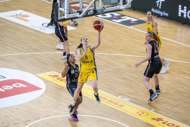 Basketball Berlin 01 03 2025 Season 2024 2025 Cup TOP4 of the Toyota Womens Basketball Bundesliga Semi-finals Saarlouis Royals Alba Berlin Tessa Stammberger Alba, No 06 Martha Burse Saarlouis, No 25