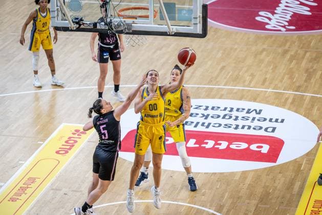 Basketball Berlin 01 03 2025 Season 2024 2025 Cup TOP4 of the Toyota Womens Basketball Bundesliga Semifinals Saarlouis Royals Alba Berlin Maggie Mulligan Alba, No 00 Margaret Magaly Meynadier Saarlouis, No 05