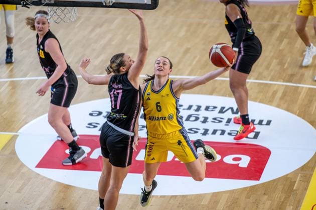 Basketball Berlin 01 03 2025 Season 2024 2025 Cup TOP4 of the Toyota Womens Basketball Bundesliga Semi-finals Saarlouis Royals Alba Berlin Tessa Stammberger Alba, No 06 Gabija Meskonyte Saarlouis, No 17