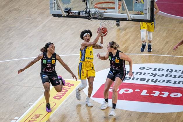 Basketball Berlin 01 03 2025 Season 2024 2025 Cup TOP4 of the Toyota Womens Basketball Bundesliga Semifinals Saarlouis Royals Alba Berlin Deeshyra Thomas Alba, No 21 Gabija Meskonyte Saarlouis, No 17 Martha Burse Saarlouis, No 25