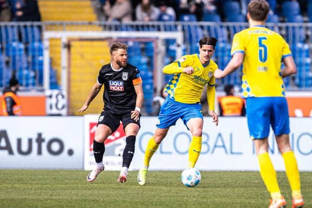 Soccer Men 2 Bundesliga 24 Matchday Season 2024 2025 Eintracht Braunschweig vs SSV Ulm 1846 Soccer 01 03 2025 5 Johannes Reichert C, SSV Ulm 1846 Soccer , 11 Levente Szabo Eintracht Braunschweig DFL regulations prohibit any use of photographs as image sequences and or quasi video Braunschweig Eintracht Stadion Niedersachsen Germany