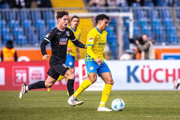 Soccer Men 2 Bundesliga 24 Matchday Season 2024 2025 Eintracht Braunschweig vs SSV Ulm 1846 Soccer 01 03 2025 23 Max Brandt SSV Ulm 1846 Soccer , 44 Johan Gomez Eintracht Braunschweig DFL regulations prohibit any use of photographs as image sequences and or quasi video Braunschweig Eintracht Stadion Niedersachsen Germany