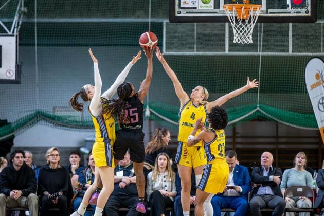 Basketball Berlin 01 03 2025 Season 2024 2025 Cup TOP4 of the Toyota Womens Basketball Bundesliga Semi-finals Saarlouis Royals Alba Berlin Martha Burse Saarlouis, No 25 Marie Bertholdt Alba, No 04 Lilli Schultze Alba, No 16 Deeshyra Thomas Alba, No 21