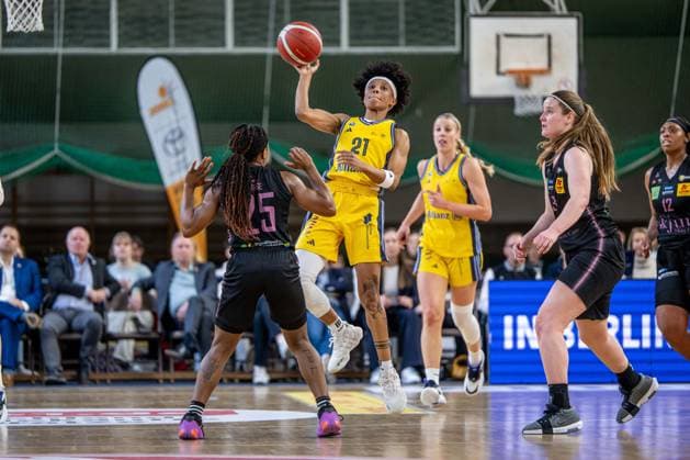 Basketball Berlin 01 03 2025 Season 2024 2025 Cup TOP4 of the Toyota Womens Basketball Bundesliga Semifinals Saarlouis Royals Alba Berlin Deeshyra Thomas Alba, No 21 Martha Burse Saarlouis, No 25