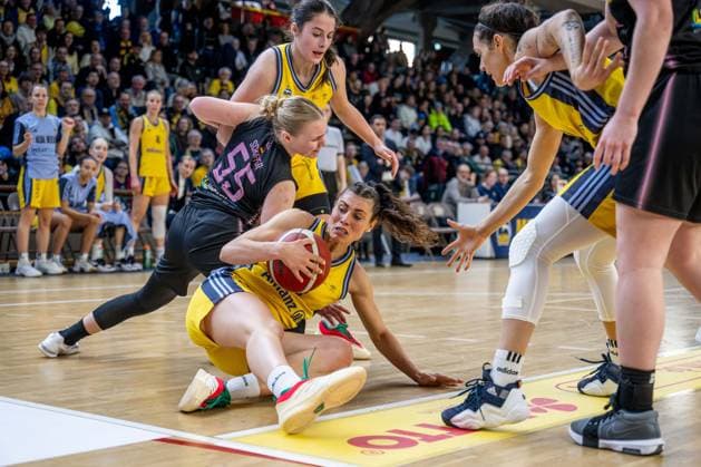 Basketball Berlin 01 03 2025 Season 2024 2025 Cup TOP4 of the Toyota Womens Basketball Bundesliga Semi-finals Saarlouis Royals Alba Berlin Theresa Simon Alba, No 03 Jessika Schiffer Saarlouis, No 55