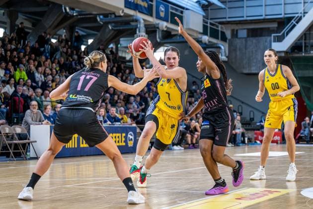 Basketball Berlin 01 03 2025 Season 2024 2025 Cup TOP4 of the Toyota Womens Basketball Bundesliga Semifinals Saarlouis Royals Alba Berlin Leoni Kreyenfeld Alba, No 07 Martha Burse Saarlouis, No 25 Gabija Meskonyte Saarlouis, No 17