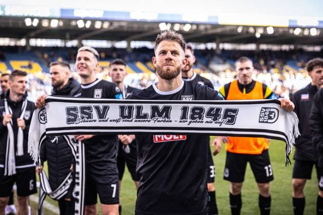Soccer Men 2 Bundesliga 24 Matchday Season 2024 2025 Eintracht Braunschweig vs SSV Ulm 1846 Football 01 03 2025 after the end of the match in front of the visitors curve 5 Johannes Reichert C, SSV Ulm 1846 Football with the motto scarf of the Ulm fans for todays match Black white are our colors We never give up DFL regulations prohibit any use of photographs as image sequences and or quasi video Braunschweig Eintracht Stadion Niedersachsen Germany