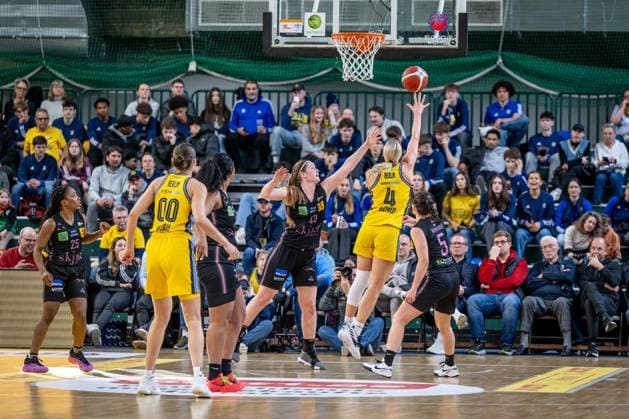 Basketball Berlin 01 03 2025 Season 2024 2025 Cup TOP4 of the Toyota Womens Basketball Bundesliga Semi-finals Saarlouis Royals Alba Berlin Marie Bertholdt Alba, No 04 Hayley Frank Saarlouis, No 43