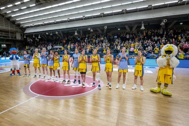 Basketball Berlin 01 03 2025 Season 2024 2025 Cup TOP4 of the Toyota Womens Basketball Bundesliga Semifinals Saarlouis Royals Alba Berlin thanks to the fans after the game defeat Henriette Höfermann Alba, No 08 Lilli Schultze Alba, No 16 Wiebke Schwartau Alba, No 13 Nafi Harz Alba, No 01 Deeshyra Thomas Alba, No 21 Tessa Stammberger Alba, No 06 Stefanie Grigoleit Alba, No 02 Henriette Höfermann Alba, No 08 Marie Bertholdt Alba, No 04 Theresa Simon Alba, No 03 Maggie Mulligan Alba, No 00 Margaret Lena Gohlisch Alba, No 12 vlnr