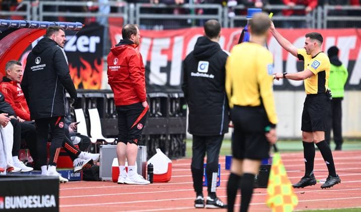 01 03 2025 Soccer Season 2024 2025 2 Soccer Bundesliga 24 Matchday 1 FC Nürnberg FCN Club Hannover 96 H96 Sportfoto Zink xwoxzix DFL regulations prohibit any use of photographs as image sequences and or quasi video only for editorial use Tom Bauer Referee shows Christian Mathenia 26, 1 FC Nürnberg FCN yellow card yellow