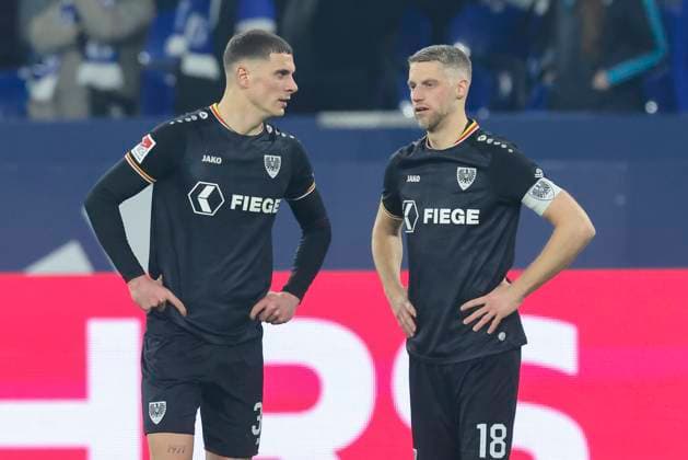 Luca Bazzoli (SC Preussen Muenster) und Marc Lorenz (SC Preussen Muenster) schauen enttaeuscht, 2. Bundesliga, FC Schalke 04 vs Preußen Münster, Veltins-Arena am 28. February 2025 in Gelsenkirchen, Deutschland. (Foto von Marco Steinbrenner DeFodi Images) Luca Bazzoli (SC Preussen Muenster) und Marc Lorenz (SC Preussen Muenster) look dejected, 2. Bundesliga, FC Schalke 04 vs Preußen Münster, Veltins-Arena, February 28, 2025 in Gelsenkirchen, Germany. (Photo by Marco Steinbrenner DeFodi Images) DFB DFL REGULATIONS PROHIBIT ANY USE OF PHOTOGRAPHS AS IMAGE SEQUENCES AND OR QUASI-VIDEO. *** Luca Bazzoli SC Preussen Muenster and Marc Lorenz SC Preussen Muenster look dejected, 2 Bundesliga, FC Schalke 04 vs Preußen Münster, Veltins Arena, February 28, 2025 in Gelsenkirchen, Germany Photo by Marco Steinbrenner DeFodi Images Luca Bazzoli SC Preussen Muenster and Marc Lorenz SC Preussen Muenster look dejected, 2 Bundesliga, FC Schalke 04 vs Preußen Münster, Veltins Arena, February 28, 2025 in Gelsenkirchen, Germany Photo by Marco Steinbrenner DeFodi Images DFB DFL REGULATIONS PROHIBIT ANY USE OF PHOTOGRAPHS AS IMAGE SEQUENCES AND OR QUASI VIDEO