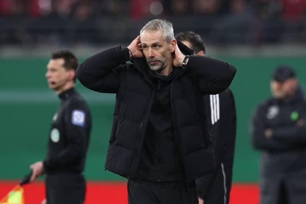 26 02 2025, xtgx, Fußball DFB Pokal 1 4 Finale, RB Leipzig VfL Wolfsburg emspor, v l Marco Rose Leipzig, Trainer nachdenklich enttaeuscht, enttäuscht, schaut enttaeuscht, niedergeschlagen, disappointed DFL DFB REGULATIONS PROHIBIT ANY USE OF PHOTOGRAPHS as IMAGE SEQUENCES and or QUASI VIDEO Leipzig