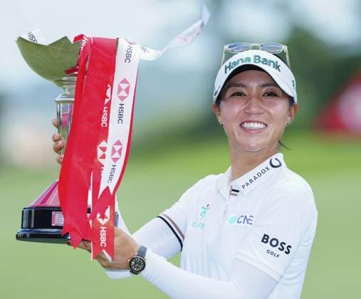Golf: HSBC Women s World Championship, WM, Weltmeisterschaft Lydia Ko of New Zealand poses with the victor s trophy after winning the HSBC Women s World Championship at Sentosa Golf Club on March 2, 2025, in Singapore.  A14AA0004234275P