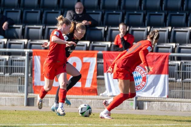02 03 2025, xhfmx, Fußball 2 Bundesliga, Eintracht Frankfurt FC Bayern München II v l Melina Hoffmann 29 FC Bayern München U20 in duel with Johanna Berg 18 Eintracht Frankfurt U20 and Sarah Ernst 10 FC Bayern München U20 DFL DFB REGULATIONS PROHIBIT ANY USE OF PHOTOGRAPHS as IMAGE SEQUENCES and or QUASI VIDEO Frankfurt am Main