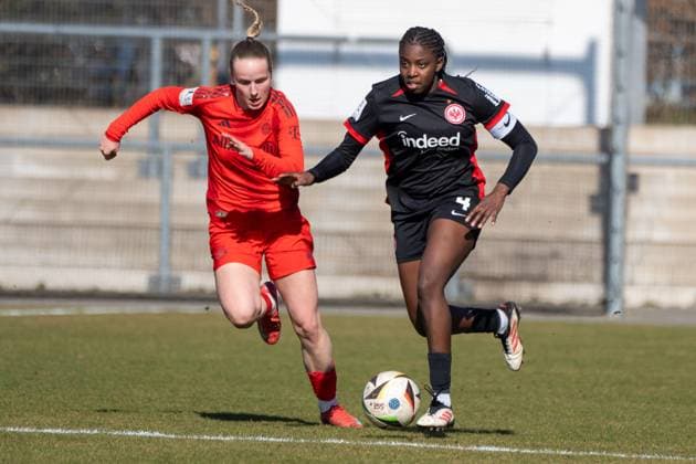 02 03 2025, xhfmx, Fußball 2 Bundesliga, Eintracht Frankfurt FC Bayern München II v l Veronika Litzlfelder 22 FC Bayern München U20 in a running duel with Emily Wallrabenstein 4 Eintracht Frankfurt U20 DFL DFB REGULATIONS PROHIBIT ANY USE OF PHOTOGRAPHS as IMAGE SEQUENCES and or QUASI VIDEO Frankfurt am Main