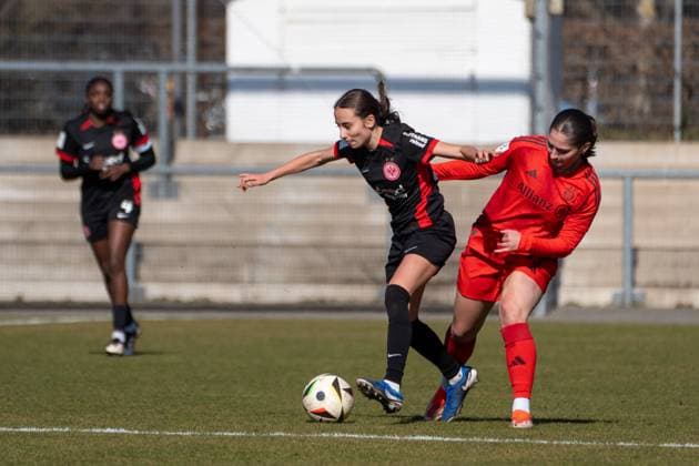 02 03 2025, xhfmx, Fußball 2 Bundesliga, Eintracht Frankfurt FC Bayern München II v l Emma Memminger 32 Eintracht Frankfurt U20 in a running duel with Elira Terakaj 31 FC Bayern München U20 DFL DFB REGULATIONS PROHIBIT ANY USE OF PHOTOGRAPHS as IMAGE SEQUENCES and or QUASI VIDEO Frankfurt am Main