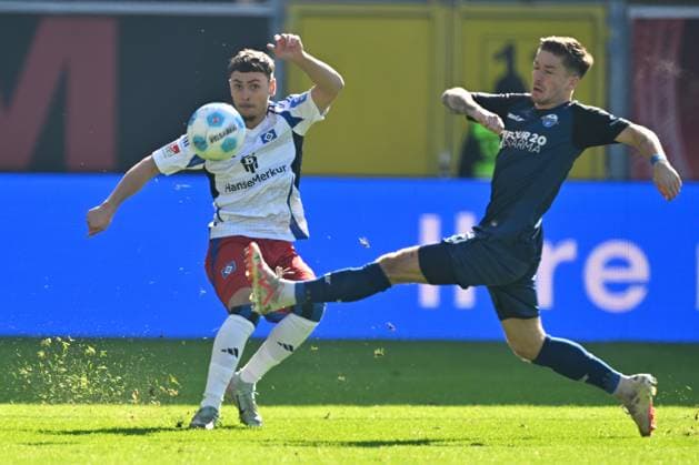 Paderborn, Home Deluxe Arena, 02 03 25, GER, Herren, 2 Bundesliga, Saison 2024 2025, SC Paderborn 07 Hamburger SV Bild v li im Zweikampf William MIKELBRENCIS Hamburg und Marvin MEHLEM Paderborn DFL regulations prohibit any use of photographs as image sequences and or quasi video NRW Deutschland