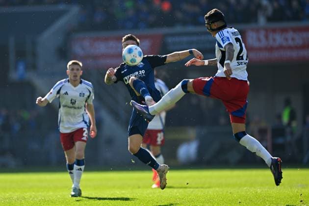 Paderborn, Home Deluxe Arena, 02 03 25, GER, Herren, 2 Bundesliga, Saison 2024 2025, SC Paderborn 07 Hamburger SV Bild v li im Zweikampf Marvin MEHLEM Paderborn und Davie SELKE Hamburg DFL regulations prohibit any use of photographs as image sequences and or quasi video NRW Deutschland