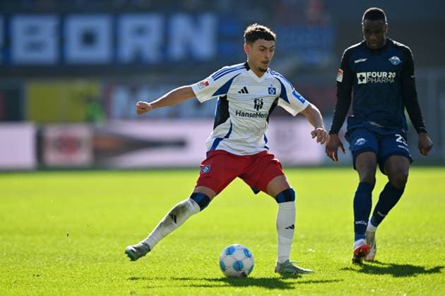 Paderborn, Home Deluxe Arena, 02 03 25, GER, Herren, 2 Bundesliga, Saison 2024 2025, SC Paderborn 07 Hamburger SV Bild v li im Zweikampf William MIKELBRENCIS Hamburg und Ilyas ANSAH Paderborn DFL regulations prohibit any use of photographs as image sequences and or quasi video NRW Deutschland