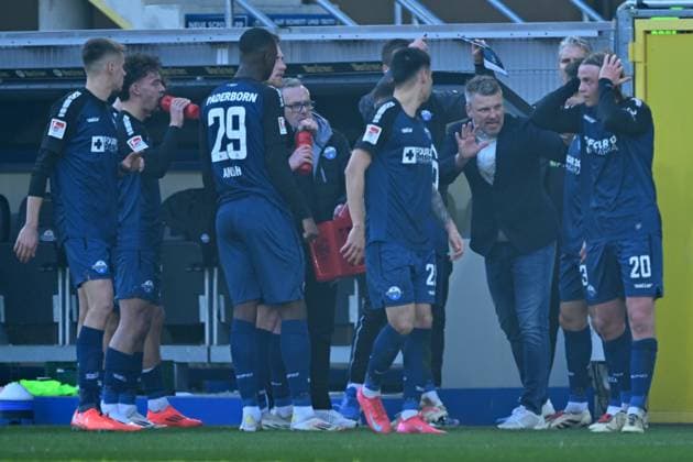 Paderborn, Home Deluxe Arena, 02 03 25, GER, Herren, 2 Bundesliga, Saison 2024 2025, SC Paderborn 07 Hamburger SV Bild Trainer Lukas KWASNIOK Paderborn DFL regulations prohibit any use of photographs as image sequences and or quasi video NRW Germany