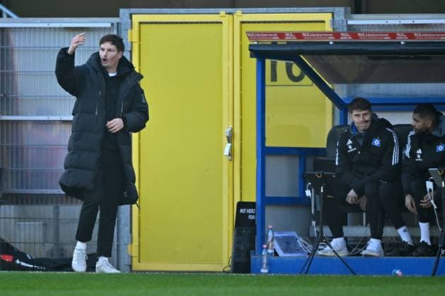 Paderborn, Home Deluxe Arena, 02 03 25, GER, Herren, 2 Bundesliga, Saison 2024 2025, SC Paderborn 07 Hamburger SV Bild Trainer Merlin POLZIN Hamburg DFL regulations prohibit any use of photographs as image sequences and or quasi video NRW Germany