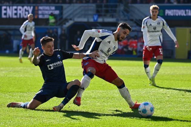 Paderborn, Home Deluxe Arena, 02 03 25, GER, Herren, 2 Bundesliga, Saison 2024 2025, SC Paderborn 07 Hamburger SV Bild v li im Zweikampf Marvin MEHLEM Paderborn und Ludovit REIS Hamburg DFL regulations prohibit any use of photographs as image sequences and or quasi video NRW Deutschland