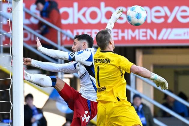 Paderborn, Home Deluxe Arena, 02 03 25, GER, Herren, 2 Bundesliga, Saison 2024 2025, SC Paderborn 07 Hamburger SV Bild v li im Zweikampf Ludovit REIS Hamburg und Torwart Manuel RIEMANN Paderborn DFL regulations prohibit any use of photographs as image sequences and or quasi video NRW Deutschland