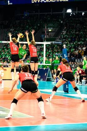 Emma Scarlett Clothier Dresdner SC 16 and Sarah Straube Dresdner SC 18 block USC Münster DVV Cup Final 2025 in the SAP Arena, Mannheim Copyright: HMBxMedia JonasxDinger