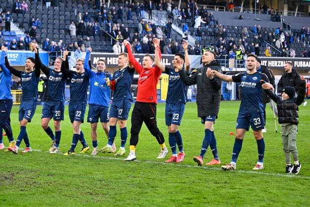 Paderborn, Home Deluxe Arena, 02 03 25, GER, Herren, 2 Bundesliga, Saison 2024 2025, SC Paderborn 07 Hamburger SV Bild Schlussjubel, Emotion, Freude bei den Spielern aus Paderborn DFL regulations prohibit any use of photographs as image sequences and or quasi video NRW Germany