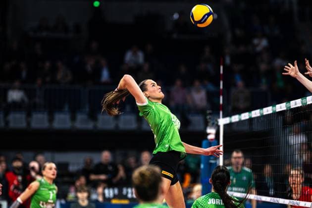 Marije ten Brinke USC Münster 6 smashes at the net DVV Cup Final 2025 in the SAP Arena, Mannheim Copyright: HMBxMedia JonasxDinger