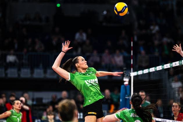Marije ten Brinke USC Münster 6 smashes at the net DVV Cup Final 2025 in the SAP Arena, Mannheim Copyright: HMBxMedia JonasxDinger